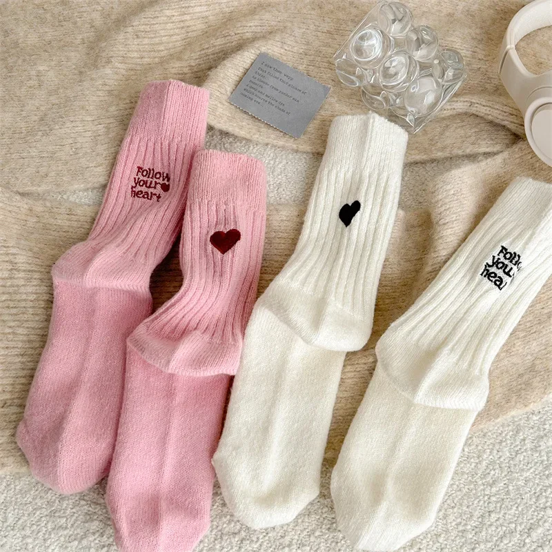Embroidery On Socks - Chaussettes Tube central Harajuku Kawaii pour